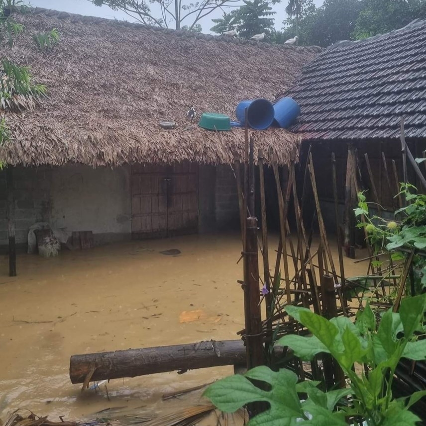 Mưa lớn khiến nhiều ngôi nhà của người dân bị ngập sâu trong nước