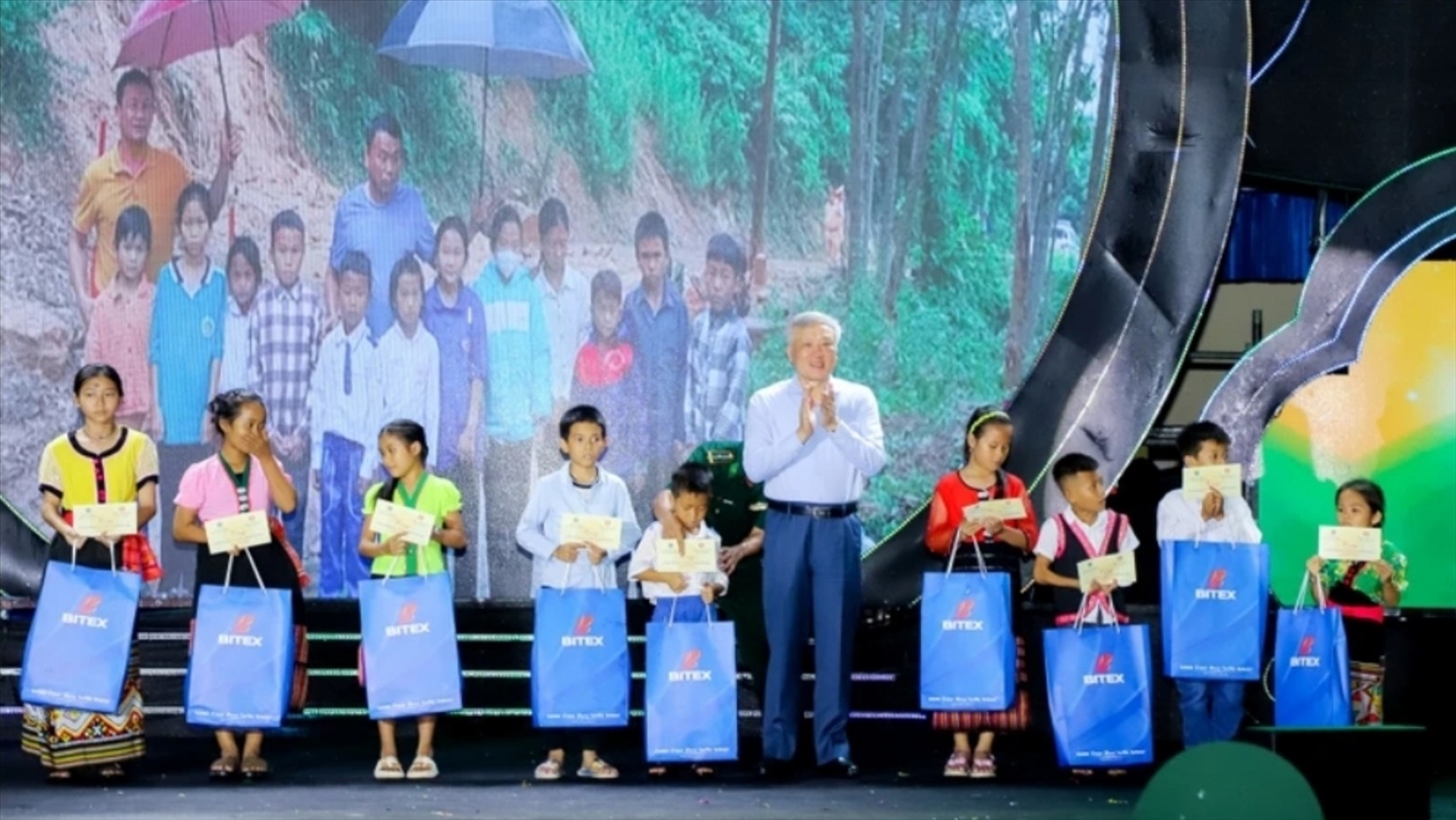 Ủy viên Bộ chính trị, Bí thư trung ương Đảng, Chánh án Tòa án nhân dân tối cao Nguyễn Hòa Bình tặng quà cho các cháu thiếu niên, nhi đồng xã Môn Sơn
