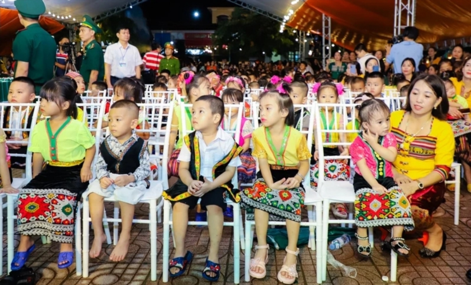 Các cháu thiếu niên, nhi đồng xã Môn Sơn tham dự chương trình