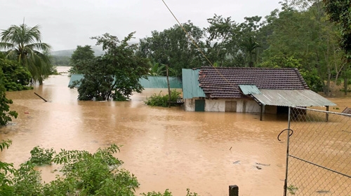 Hàng chục hộ dân ở bản Đai, xã Tiền Phong, huyện Quế Phong bị ngập sâu do nước dòng sông Hiếu dâng cao.