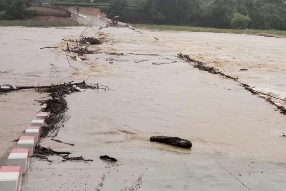 Một số tuyến đường ở huyện Thanh Chương bị chia cắt do mưa lũ