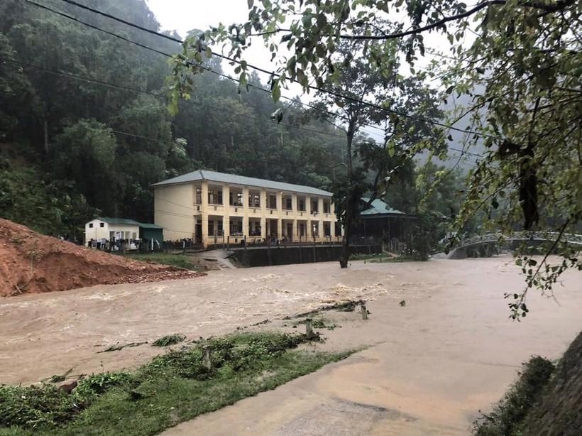 Nước suối Xốp Nặm dâng cao mấp mé khu nhà ở nội trú cho học sinh của Trường Phổ thông Dân tộc bán trú THCS Tam Hợp, huyện Tương Dương