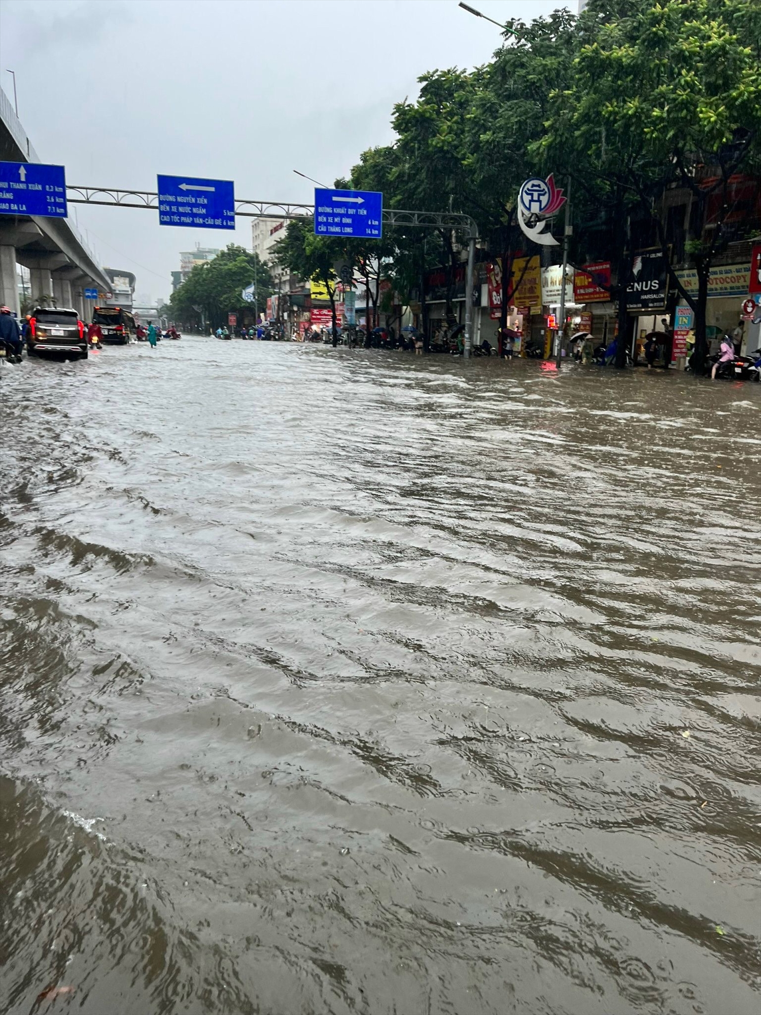 Nhiều tuyến phố tại Hà Nội ngập trong biển nước
