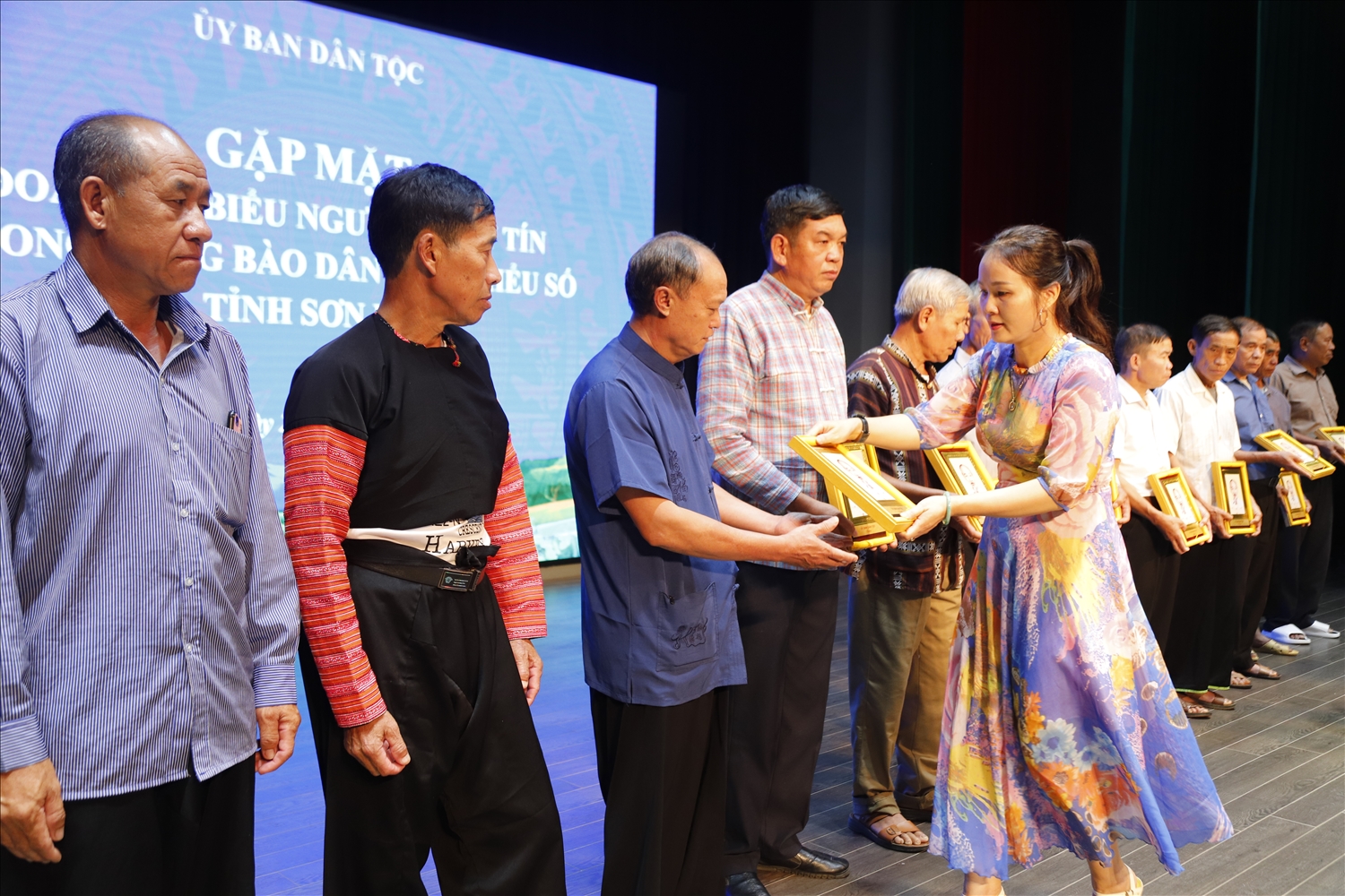 Bà Phạm Thị Thúy Hà - Phó Vụ trưởng Vụ DTTS tặng quà cho các đại biểu