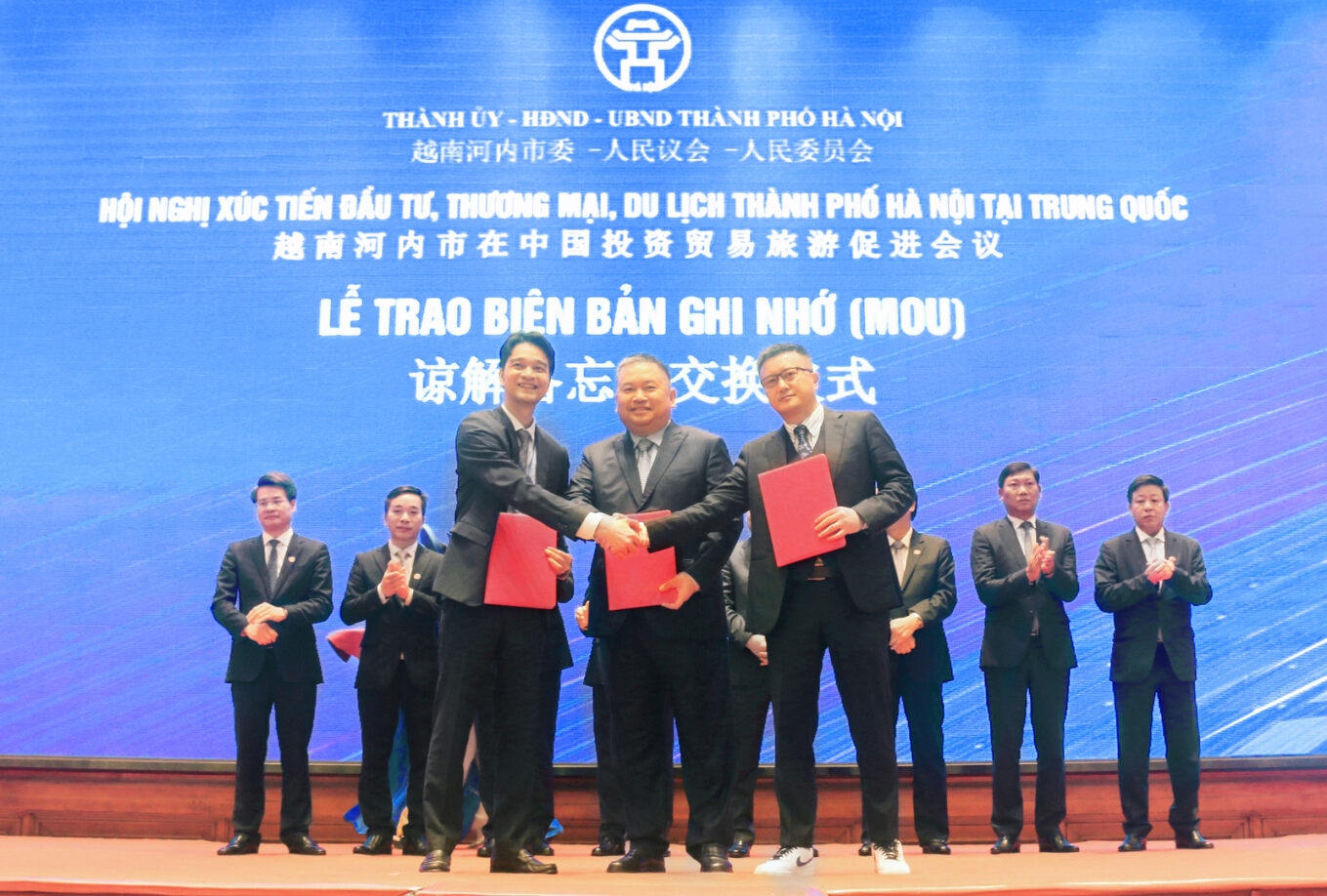 Đại diện Vinamilk (bìa trái) ký kết biên bản ghi nhớ hợp tác với 2 doanh nghiệp hàng đầu trong lĩnh vực nhập khẩu – phân phối sữa và nông sản tại Trung Quốc. Ảnh: Vi Nam