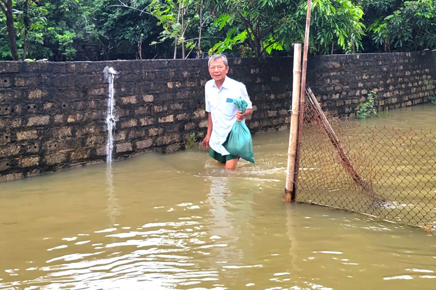 Ninh Bình: Hàng trăm hộ dân khu Kênh Gà bị nước lũ chia cắt! 1