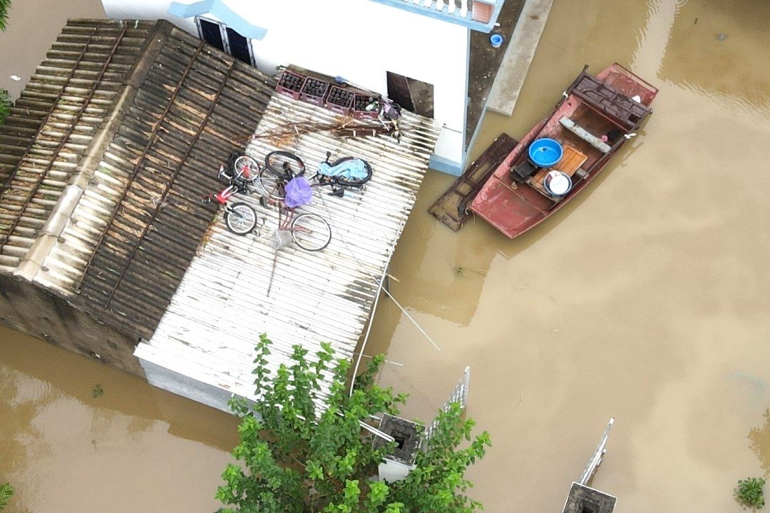Ninh Bình: Hàng trăm hộ dân khu Kênh Gà bị nước lũ chia cắt! 2