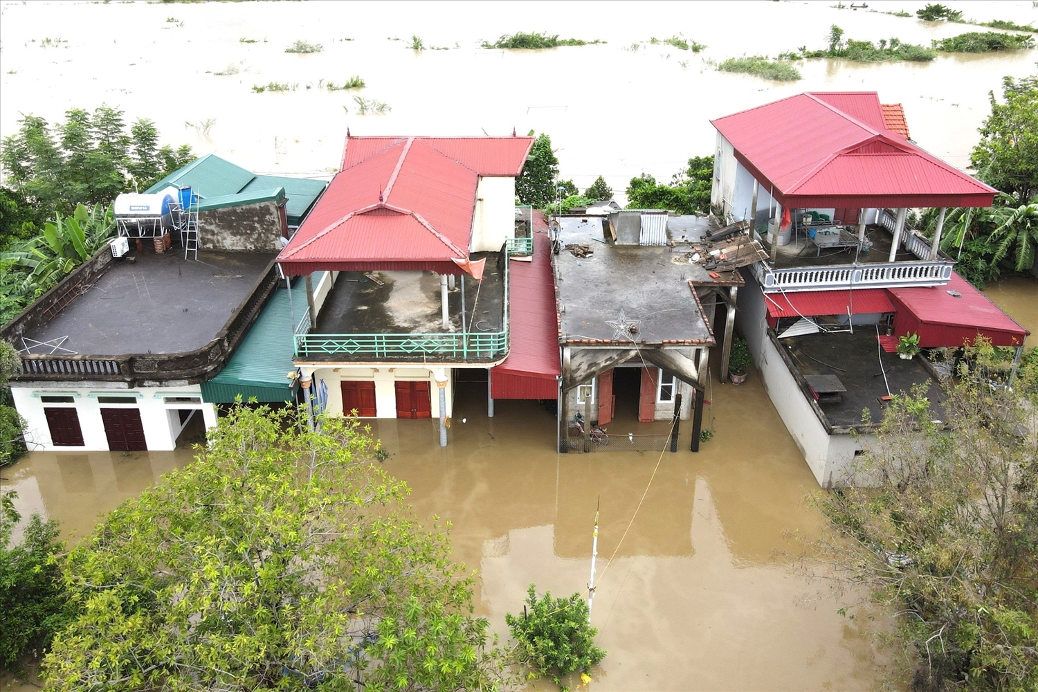 Ninh Bình: Hàng trăm hộ dân khu Kênh Gà bị nước lũ chia cắt! 3
