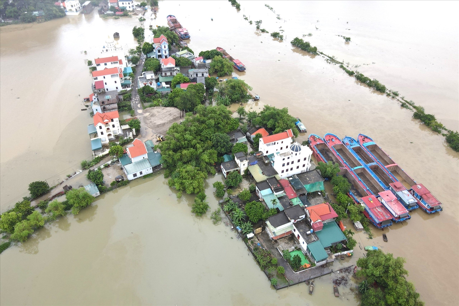Ninh Bình: Hàng trăm hộ dân khu Kênh Gà bị nước lũ chia cắt! 4