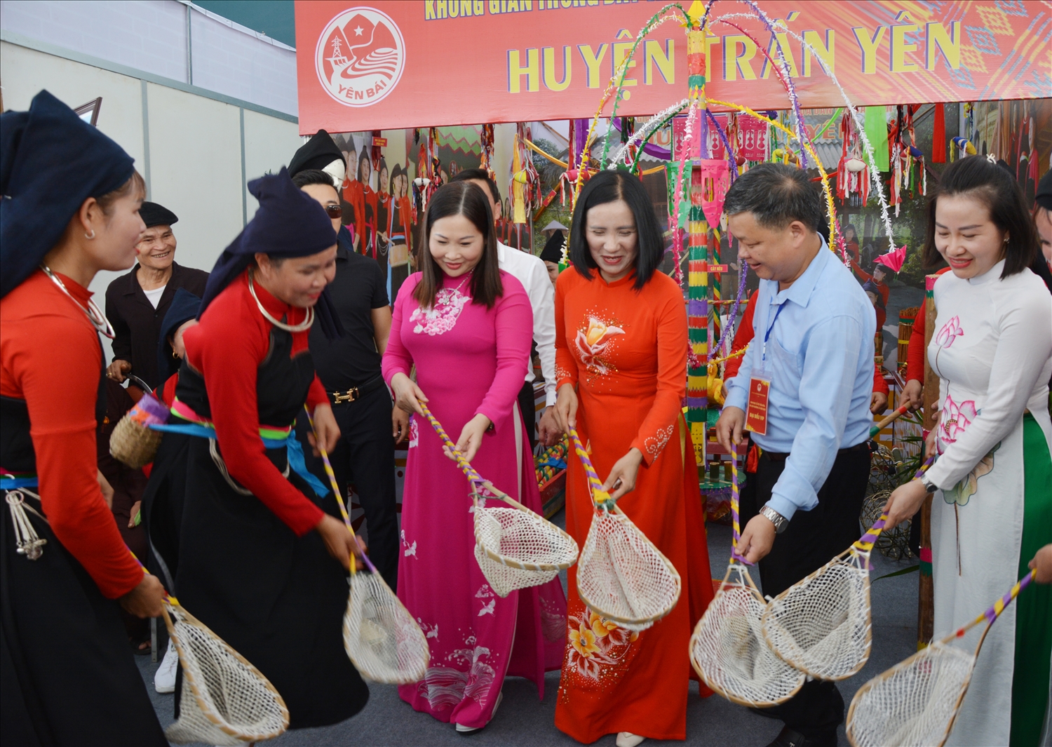 Đại biểu, nhân dân và du khách trải nghiệm nét đẹp văn hóa của các dân tộc tỉnh Yên Bái.
