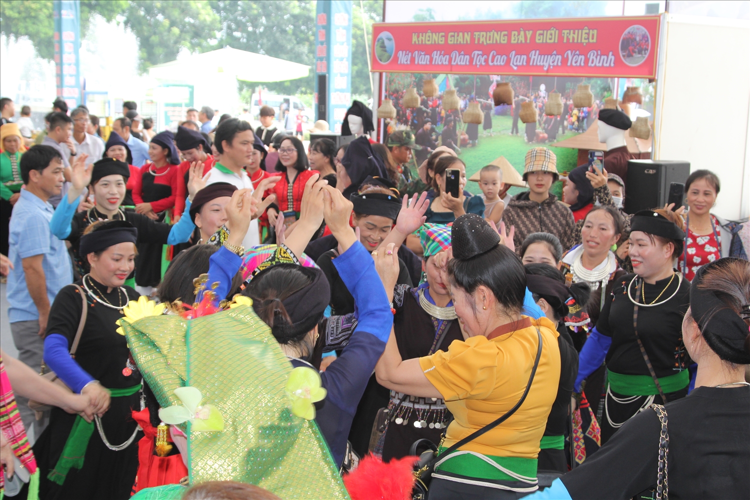 Rất đông nhân dân tỉnh Yên Bái và du khách đến thăm quan và đắm mình trong không văn hóa của đồng bào các dân tộc.