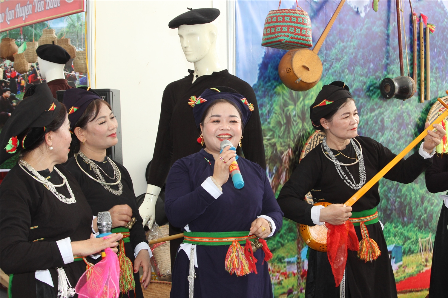 Những làn điệu dân ca, dân vũ, dân nhạc của các dân tộc được biểu diễn tại ngày hội.