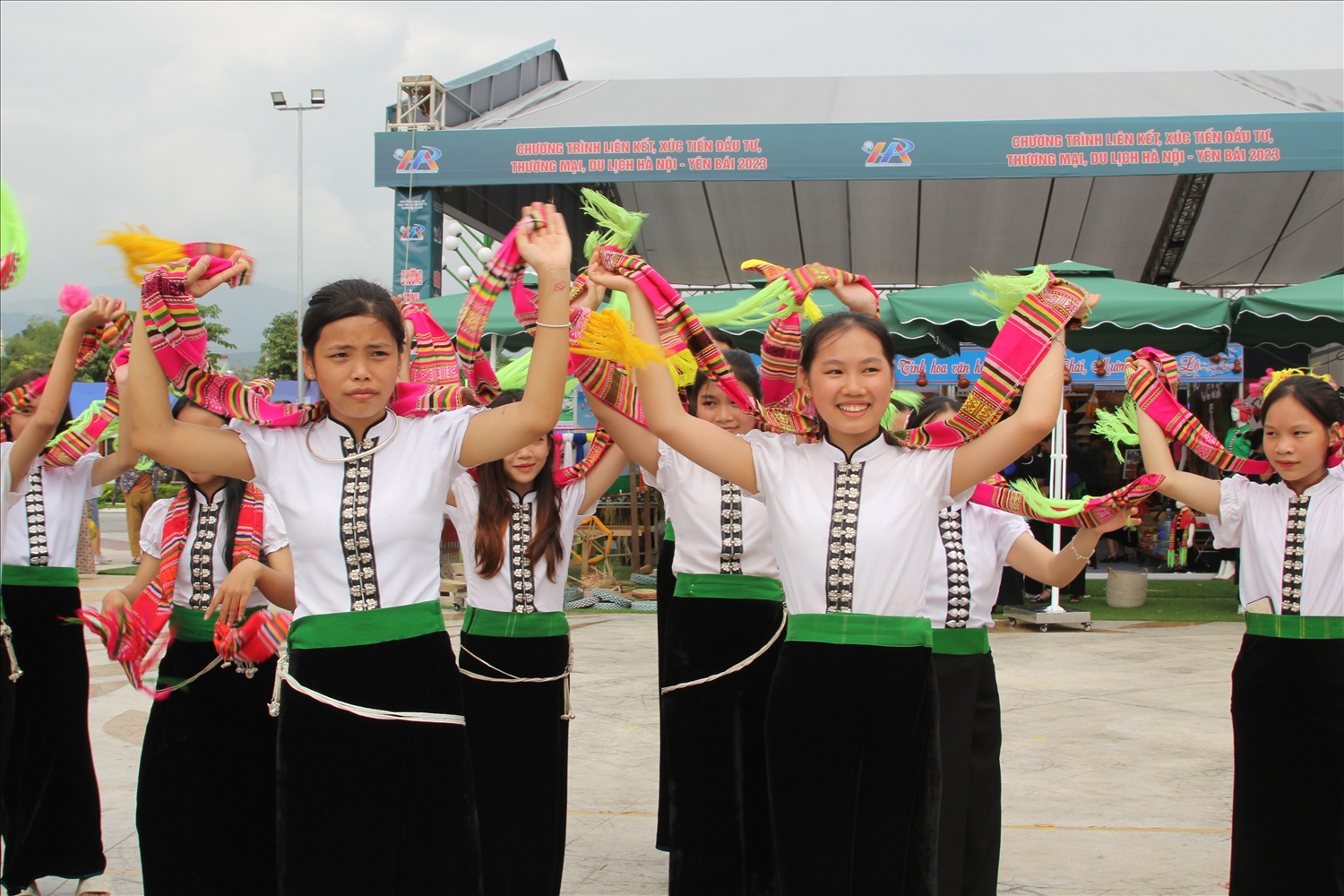 Các em học sinh biểu diễn xòe Thái tại ngày hội.