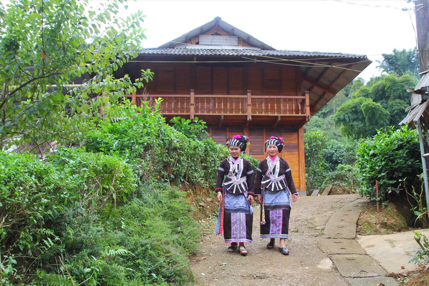 Đồng bào Lự ở Bản Hon vẫn giữ được nhiều nét văn hóa đặc sắc, trong đó có trang phục truyền thống
