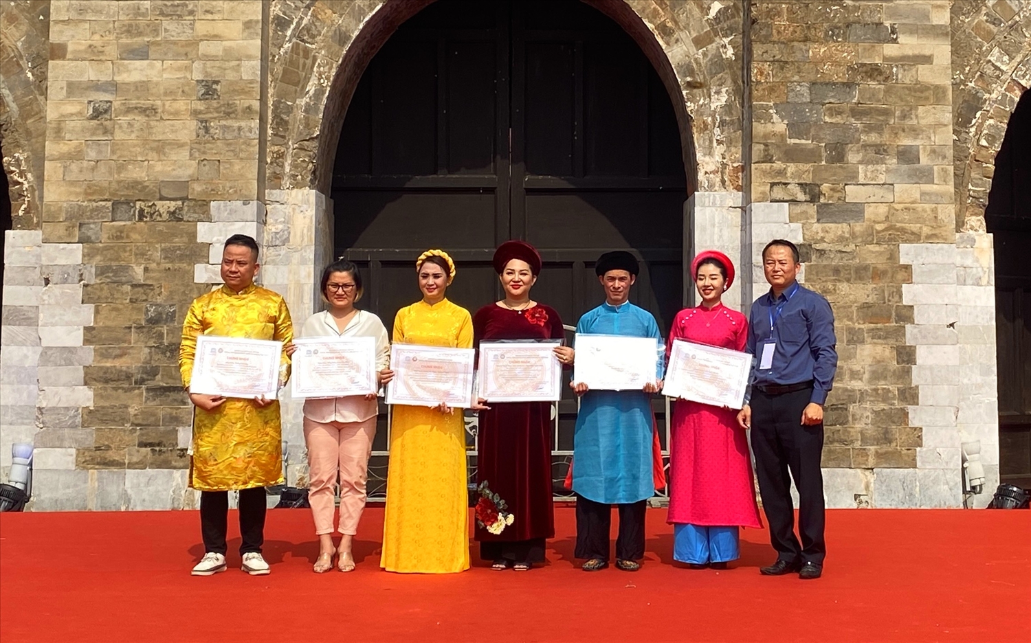 Đại diện Trung tâm UNESCO trao giấy chứng nhận cho các nghệ nhân dân gian biểu diễn nghệ thuật thờ Mẫu Tam, Tứ phủ