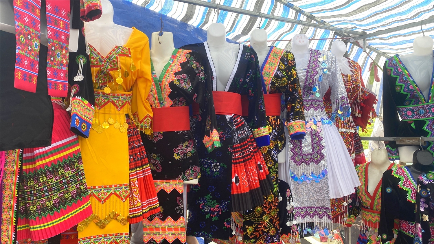 (PHÓNG SỰ ẢNH) Chợ phiên San Thàng - nơi hội tụ sắc màu văn hóa vùng cao Tây Bắc 13