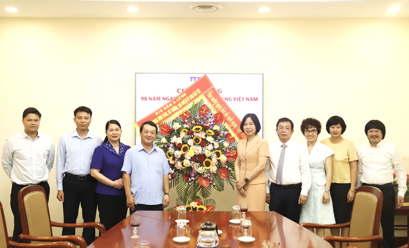  Bộ trưởng, Chủ nhiệm Ủy ban Dân tộc Hầu A Lềnh thăm, chúc mừng Thông tấn xã Việt Nam
