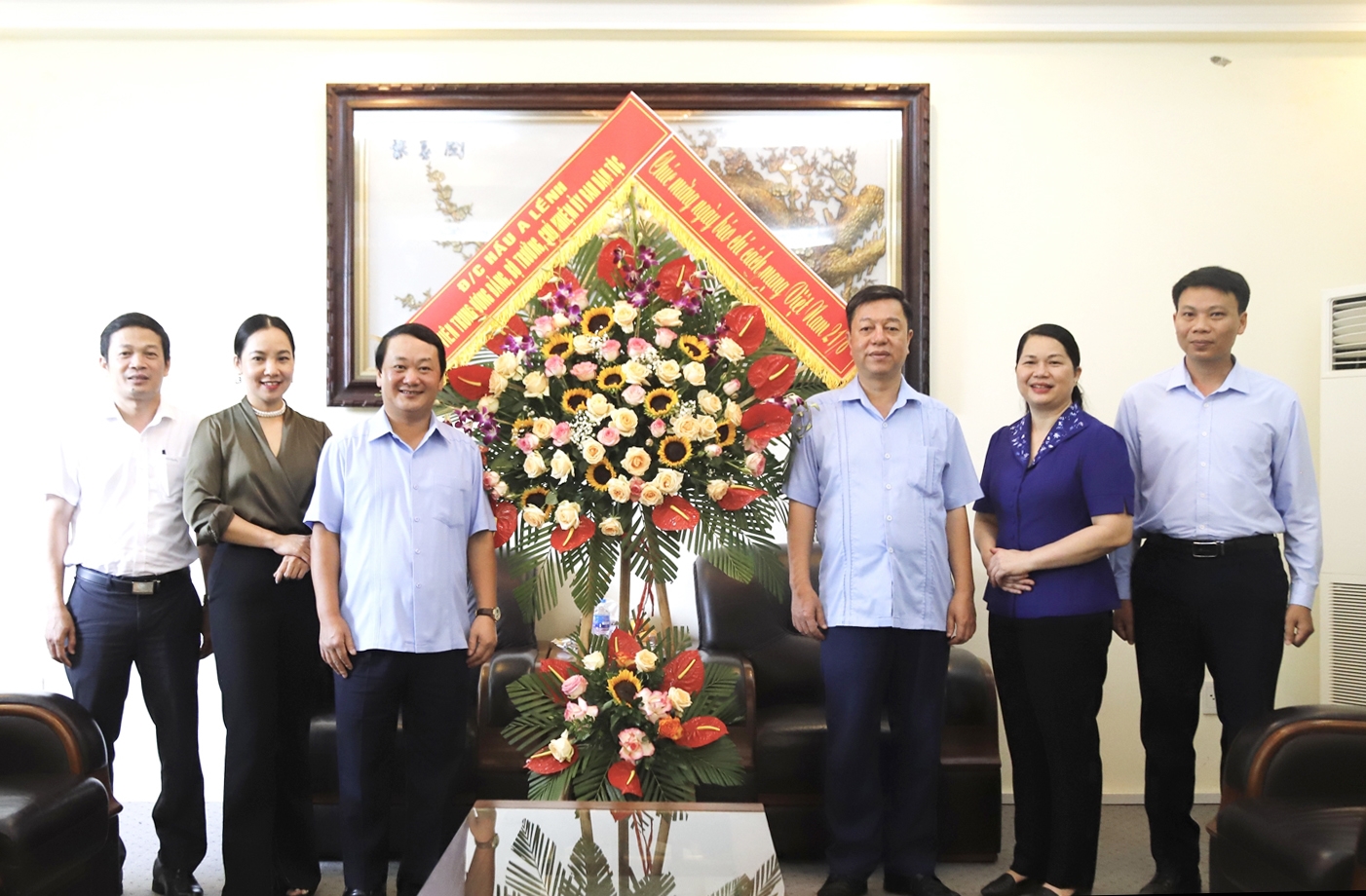  Bộ trưởng, Chủ nhiệm Ủy ban Dân tộc Hầu A Lềnh tặng hoa chúc mừng Tạp chí Cộng sản