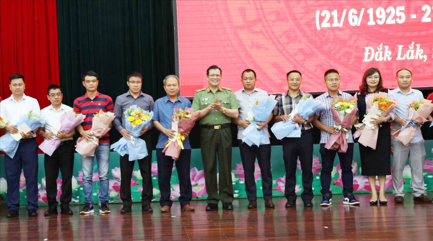 Giám đốc Công an tỉnh Đắk Lắk tặng hoa chúc mừng phóng viên, nhà báo, biên tập viên