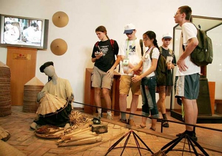 Du khách quốc tế tham quan tại Bảo tàng Dân tộc học.