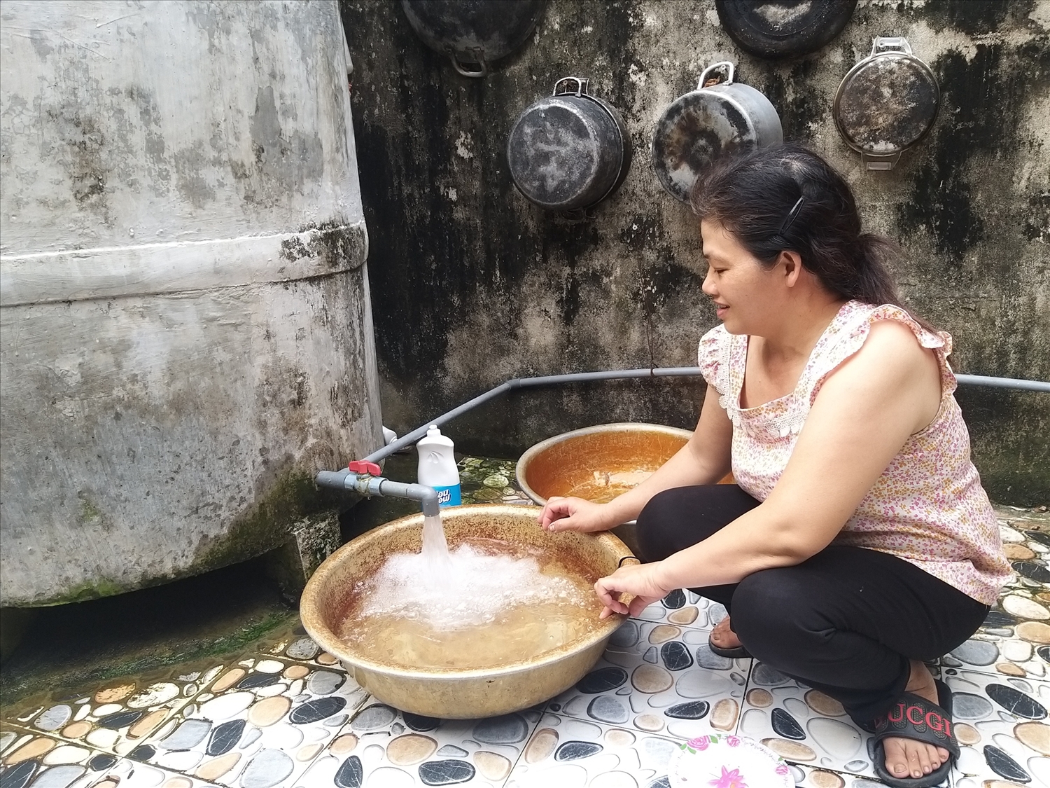 Không có nước máy, bà con phải khoan giếng nhưng không dám ăn uống vì nước bị ô nhiễm