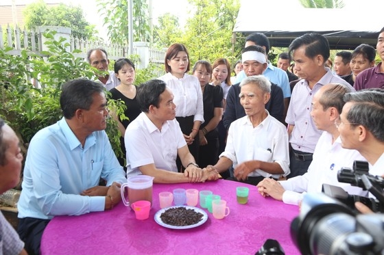 Phó Thủ tướng Trần Lưu Quang thăm hỏi và chia buồn cùng gia đình nạn nhân Nguyễn Văn Dũng, Chủ tịch UBND xã Ea Tiêu
