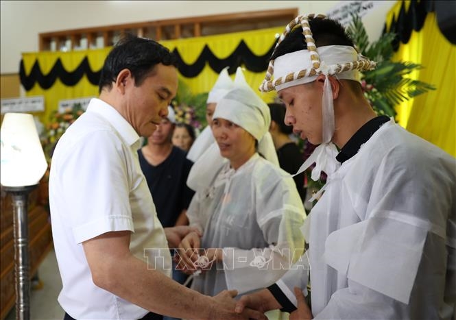 Phó Thủ tướng Chính phủ Trần Lưu Quang động viên, chia buồn với gia đình nạn nhân trong vụ việc. 