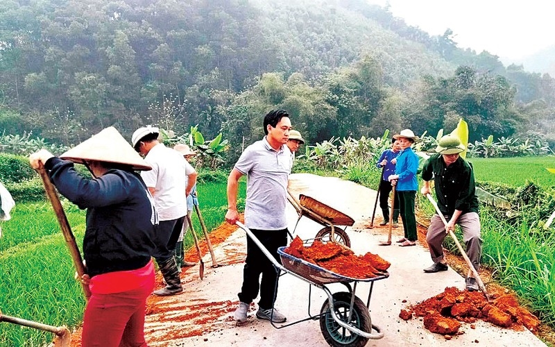 Cán bộ huyện Yên Bình (tỉnh Yên Bái) tham gia tu sửa đường giao thông nông thôn trong hoạt động "Ngày cuối tuần cùng dân" tại thôn Nà Ké, xã Ngọc Chấn
