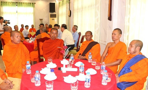 Các chức sắc, người có uy tín trong đồng bào dân tộc Khmer tham dự buổi họp mặt. Ảnh: Tuấn Kiệt – TTXVN