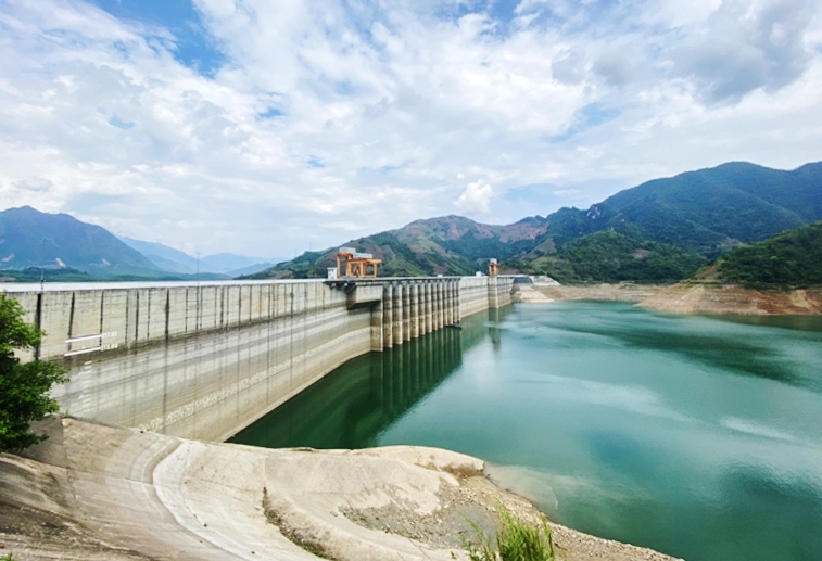 Thủy điện Sơn La những ngày này đang phải tích nước để ưu tiên cho trường hợp cung cấp điện đặc biệt