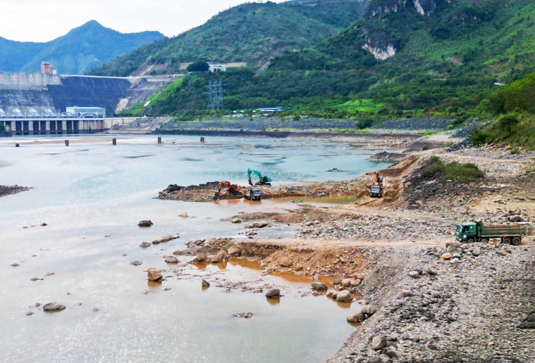 Công ty thủy điện Sơn La đang tiến hành nạo vét phía hạ lưu thủy điện Sơn La để khơi thông dòng chảy.