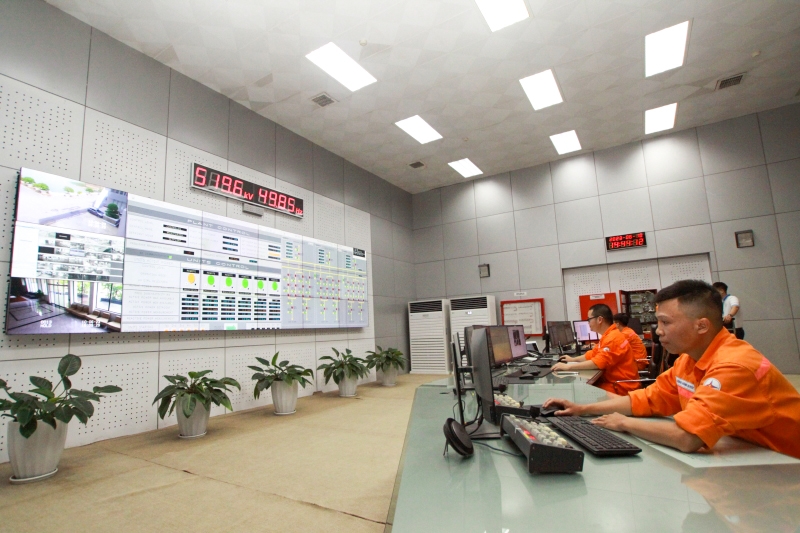 Các kỹ sư của nhà máy thủy điện Sơn La túc trực tại phòng điều khiển trung tâm.