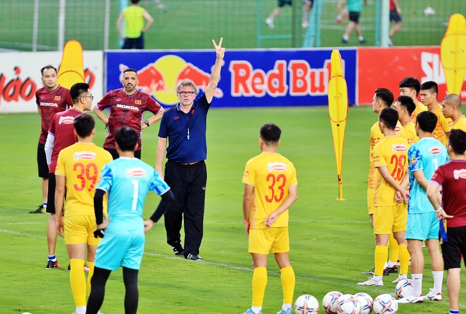 HLV Philippe Troussier rút gọn danh sách đội tuyển Việt Nam xuống còn 30 cầu thủ để chuẩn bị cho trận giao hữu với đội tuyển Hồng Kông (Trung Quốc). Ảnh: VFF