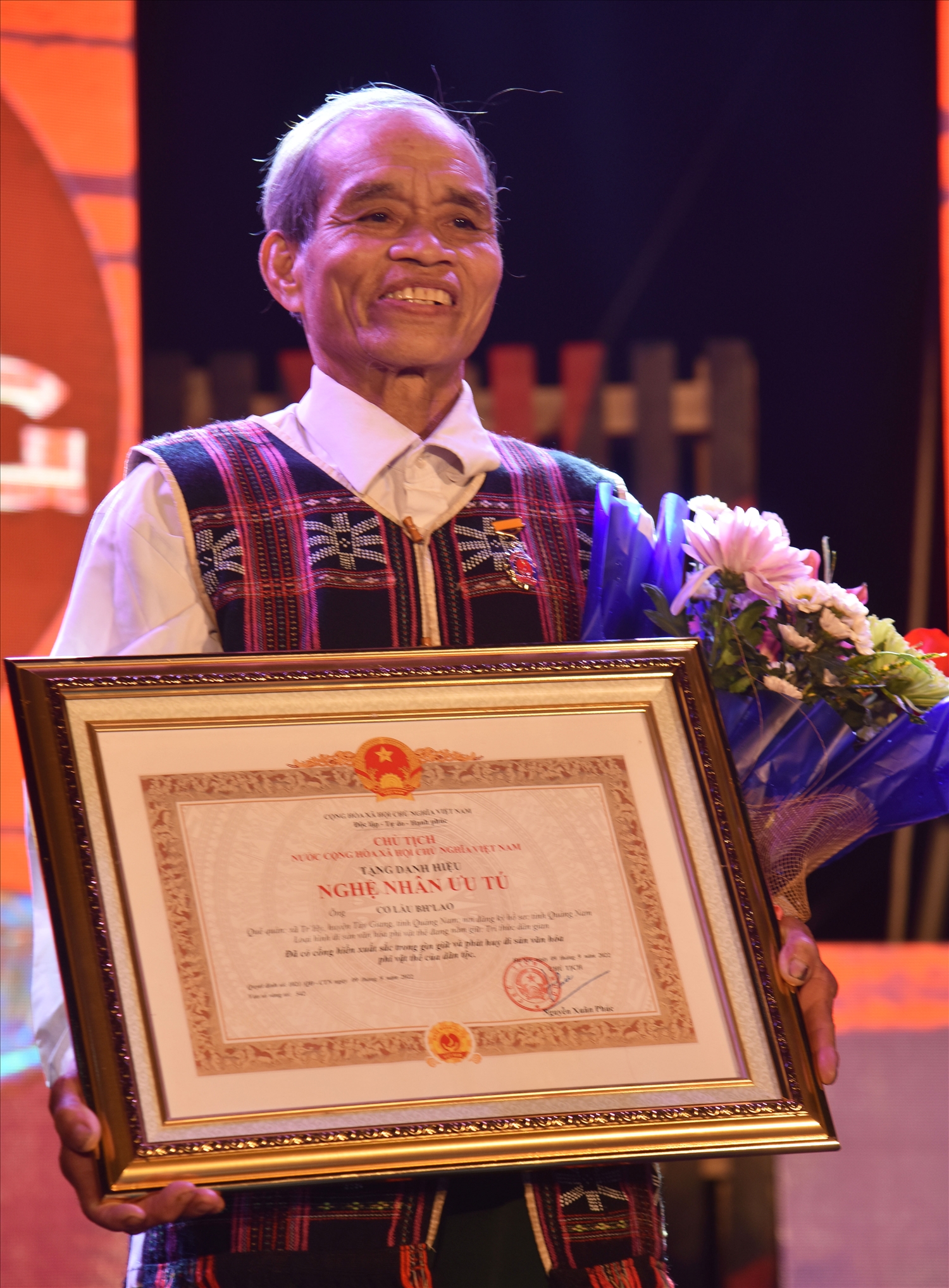 Nghệ nhân Clâu Bh’Lao vinh dự đón nhận danh hiệu Nghệ nhân ưu tú do Chủ tịch nước phong tặng.