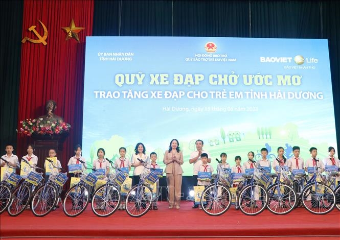 Phó Chủ tịch nước Võ Thị Ánh Xuân trao tặng xe đạp cho trẻ em hoàn cảnh khó khăn. Ảnh: Mạnh Tú/TTXVN