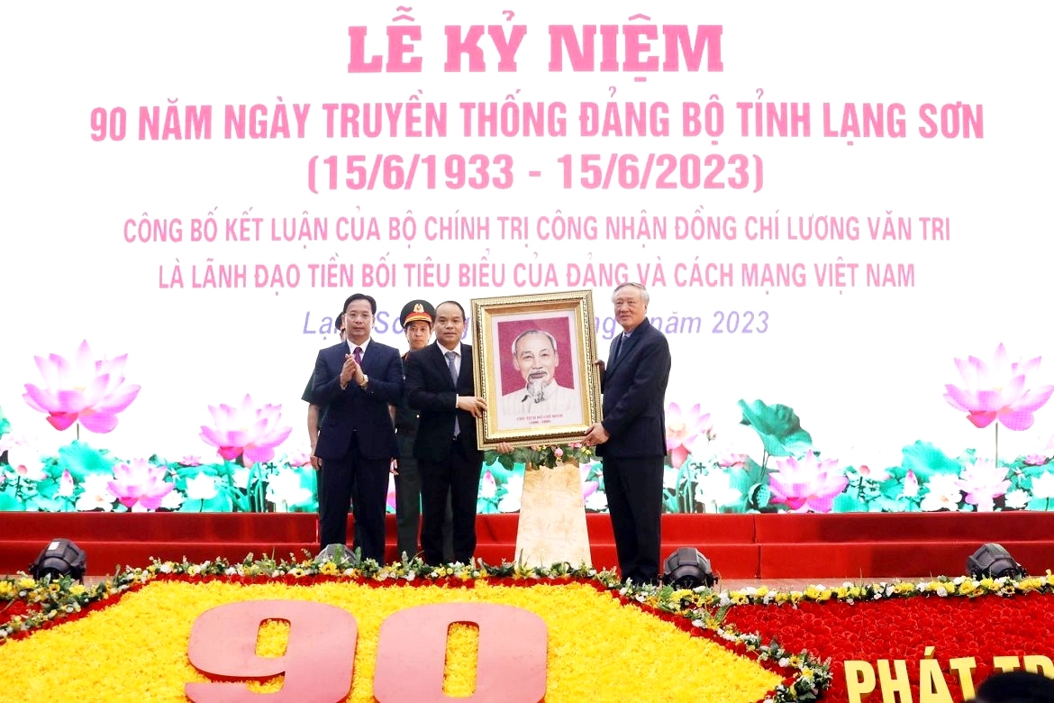 Đồng chí Nguyễn Hòa Bình tặng bức ảnh chân dung Chủ tịch Hồ Chí Minh cho Đảng bộ, chính quyền và Nhân dân các dân tộc tỉnh Lạng Sơn