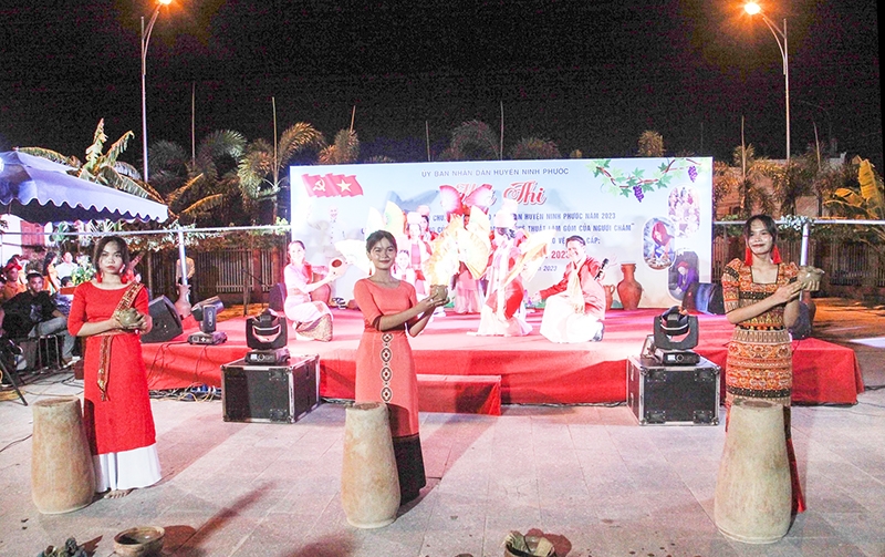 Thiếu nữ làng Chăm Bàu Trúc biểu diễn chế tác gốm tại đêm khai mạc