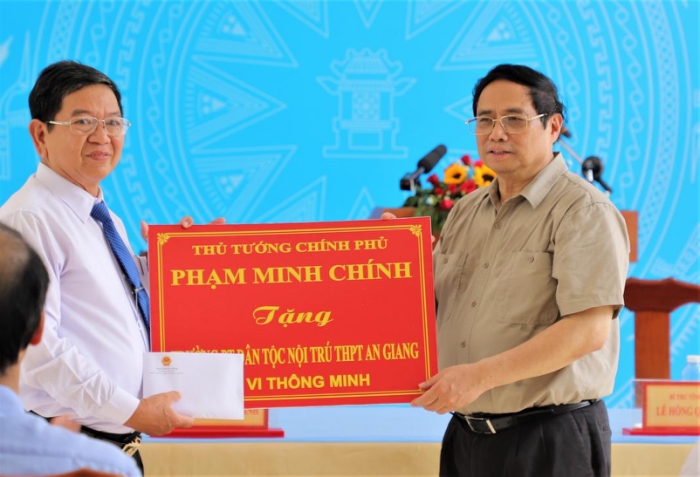 Thủ tướng Chính phủ Phạm Minh Chính tặng quà cho tập thể Trường Phổ thông Dân tộc Nội trú Trung học phổ thông An Giang