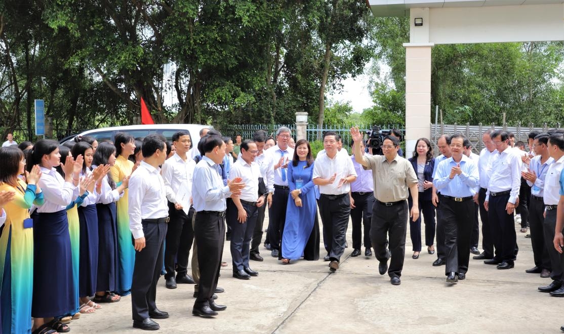 Thủ tướng Chính phủ Phạm Minh Chính dẫn đầu đoàn công tác Trung ương đã đến thăm Trường Phổ thông Dân tộc nội trú THPT An Giang