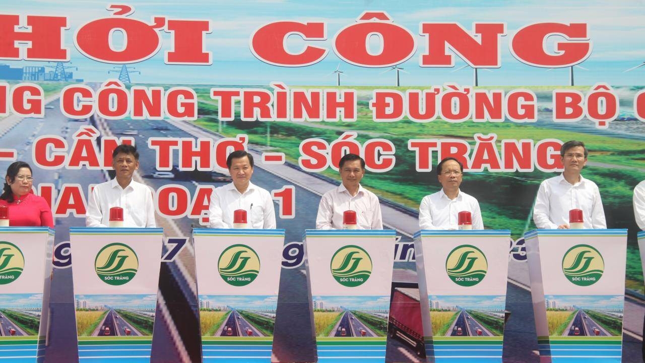 Phó Thủ Tướng Chính phủ Lê Minh Khái ( Người thứ 3 từ trái qua) cùng các đại biểu thực hiện nghi thức khởi công Dự án đầu tư xây dựng công trình đường bộ cao tốc Châu Đốc - Cần Thơ - Sóc Trăng giai đoạn 1 