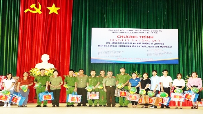  Đoàn trao quà cho lực lượng Công an xã và các thầy cô giáo trên địa bàn các huyện Mường Lát, Quan Sơn, Quan Hóa, Bá Thước