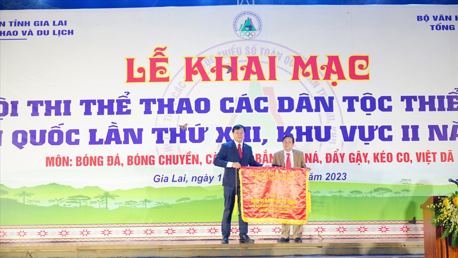 Tổng Cục trưởng Tổng cục Thể dục thể thao Đặng Việt Hà trao cờ lưu niệm cho tỉnh Gia Lai - Đơn vị đăng cai tổ chức Hội thi