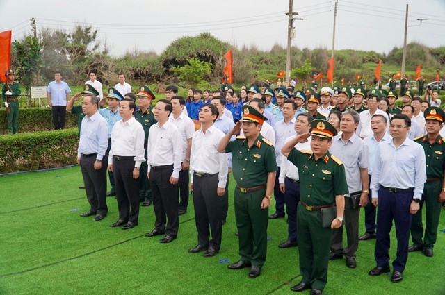 Chủ tịch nước Võ Văn Thưởng, Phó Thủ tướng Trần Hồng Hà và các đại biểu thực hiện nghi thức chào cờ tại Cột cờ Phú Quý - Ảnh: Báo Bình Thuận