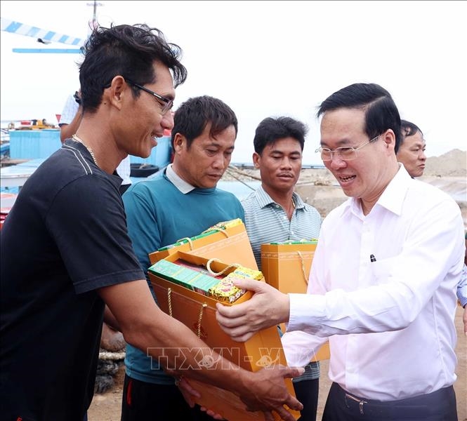 Chủ tịch nước Võ Văn Thưởng tặng quà cho ngư dân Phú Quý - Ảnh: TTXVN