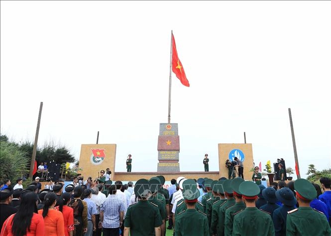 Chủ tịch nước Võ Văn Thưởng và các đại biểu thực hiện nghi thức chào cờ tại Cột cờ Phú Quý - Ảnh: TTXVN