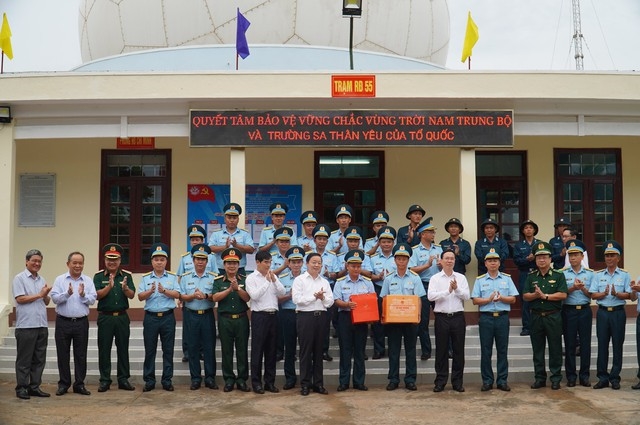 Chủ tịch nước Võ Văn Thưởng, Phó Thủ tướng Trần Hồng Hà thăm và động viên cán bộ, chiến sỹ trên đảo Phú Quý - Ảnh: Báo Bình Thuận