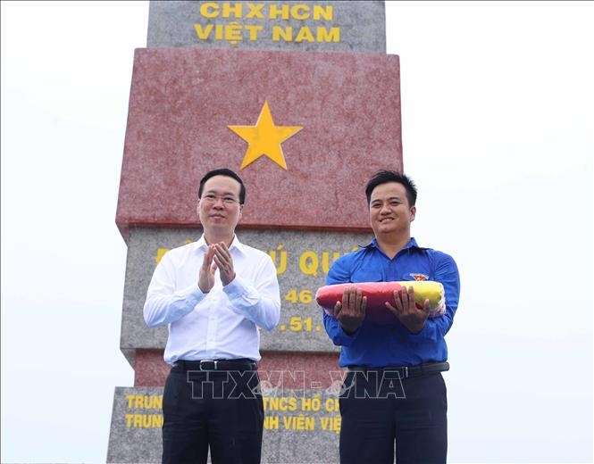 Chủ tịch nước Võ Văn Thưởng tặng lá cờ Tổ quốc cho Đoàn Thanh niên đảo Phú Quý - Ảnh: TTXVN