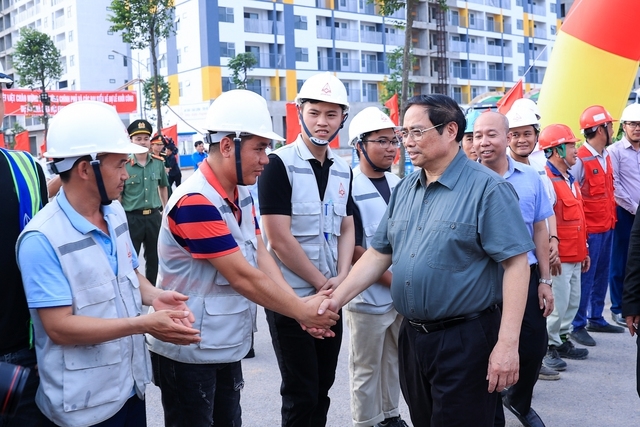 Thủ tướng Phạm Minh Chính động viên các cán bộ, công nhân triển khai dự án - Ảnh: VGP/Nhật Bắc