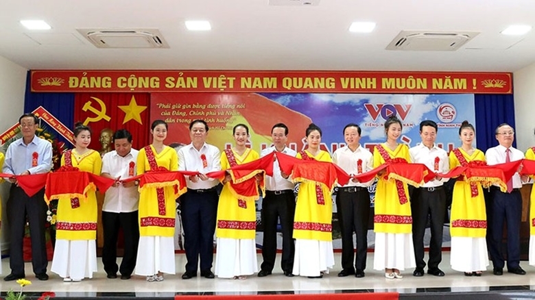 Chủ tịch nước Võ Văn Thưởng cùng lãnh đạo Đài Tiếng nói Việt Nam, lãnh đạo các bộ, ngành Trung ương và lãnh đạo tỉnh Ninh Thuận cắt băng khánh thành công trình. 