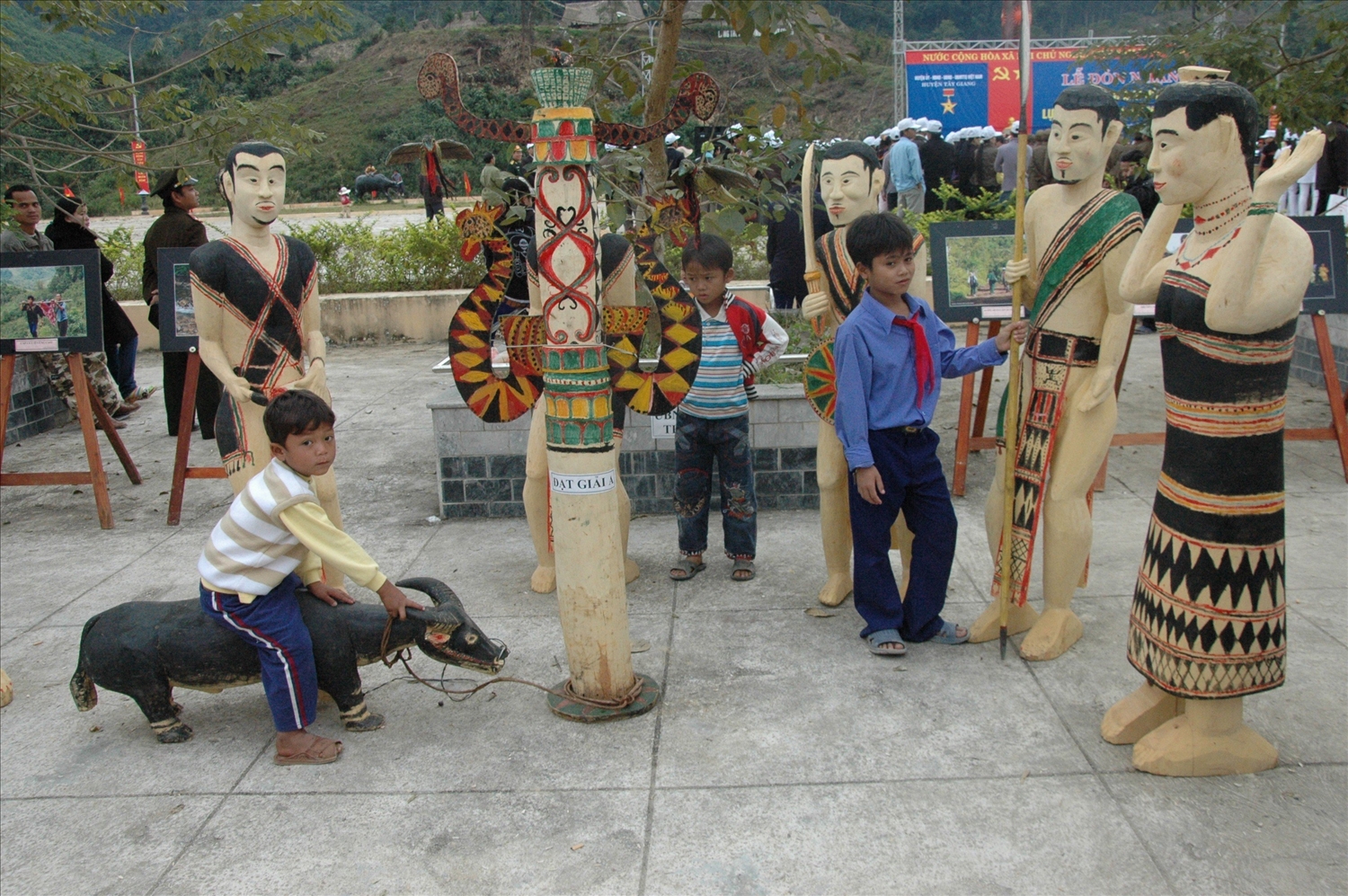 Nhóm tượng điêu khắc gỗ của nghệ nhân Clâu Bh'Lao tham gia cuộc thi sáng tác điêu khăc gỗ dành cho nghệ nhân dân gian huyện Tây Giang, tỉnh Quảng Nam